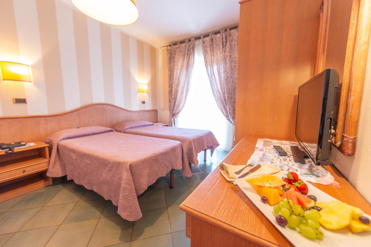 Hotel Tirreno Форте дей Марми Екстериор снимка