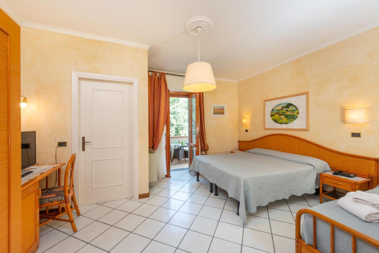 Hotel Tirreno Форте дей Марми Екстериор снимка