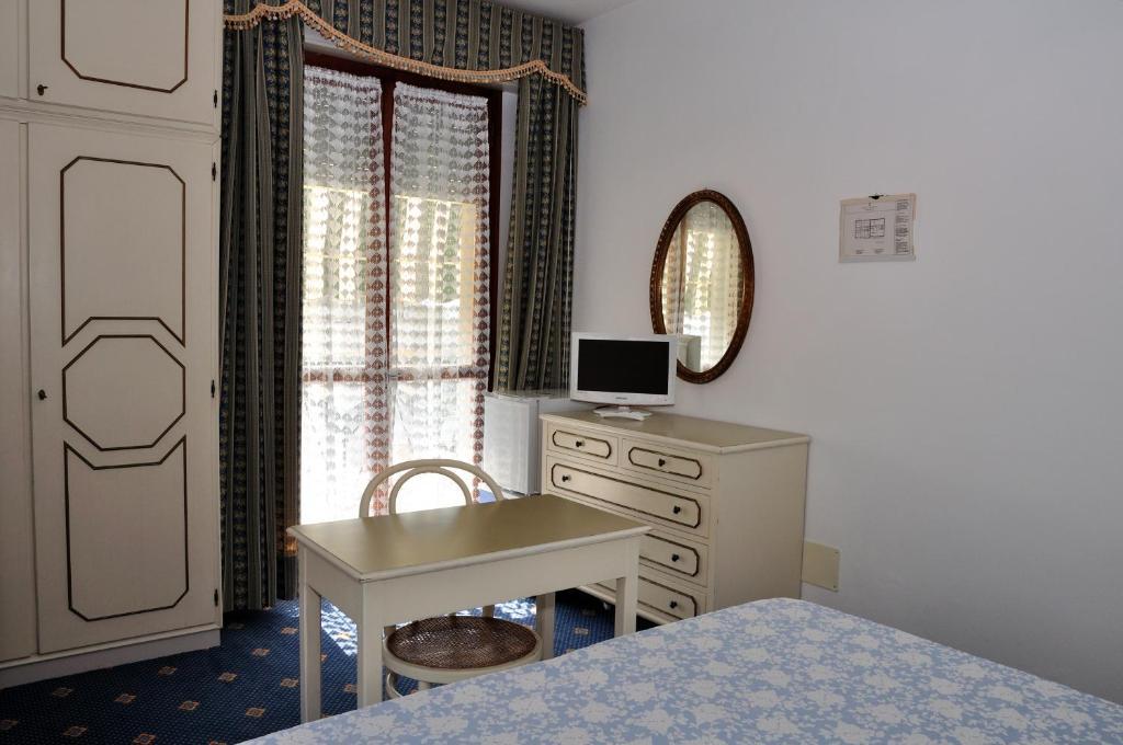 Hotel Tirreno Форте дей Марми Стая снимка
