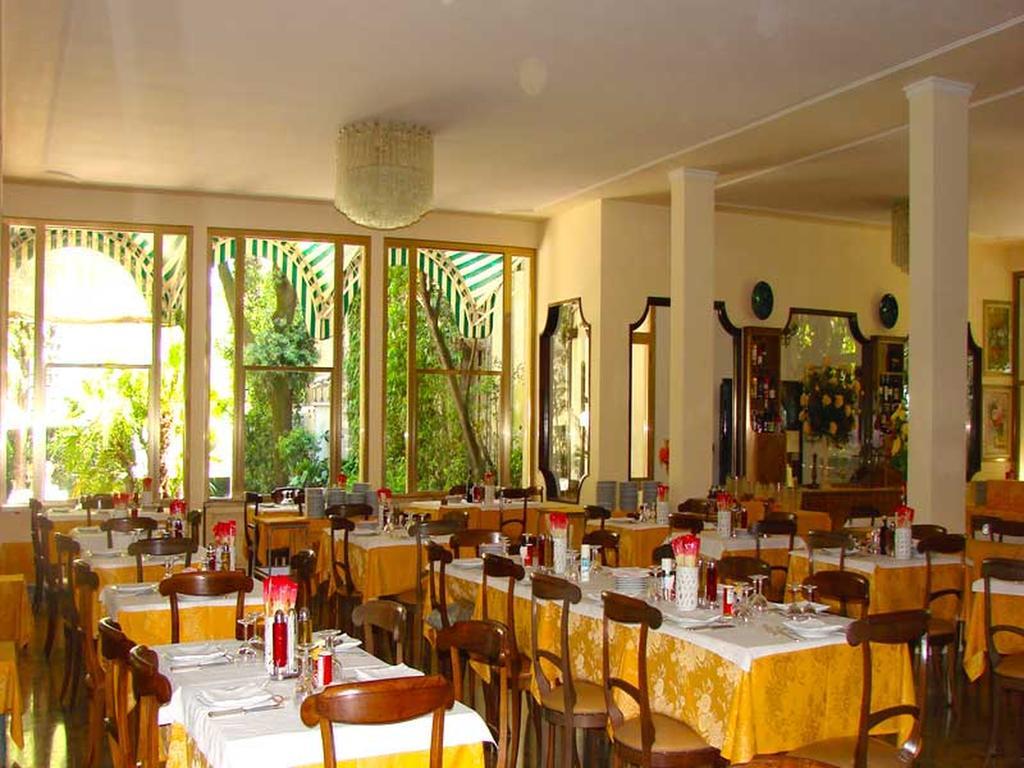 Hotel Tirreno Форте дей Марми Екстериор снимка