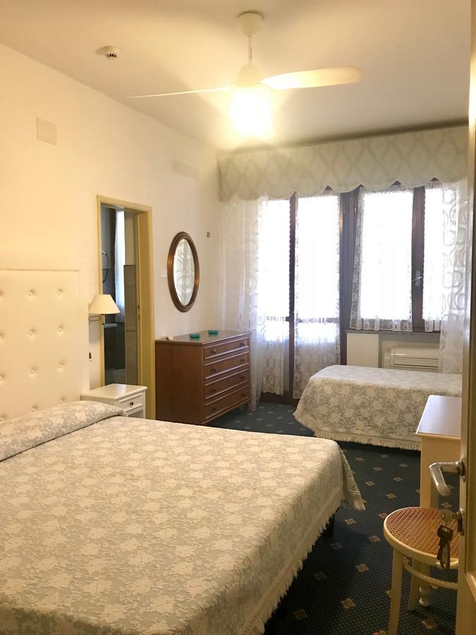 Hotel Tirreno Форте дей Марми Екстериор снимка