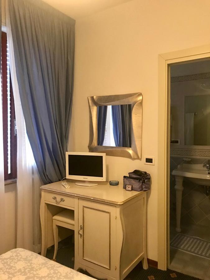 Hotel Tirreno Форте дей Марми Екстериор снимка